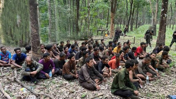 (ကျိုက်ဒုံဗျူဟာကုန်းစခန်းသိမ်းတိုက်ပွဲမှ ဖမ်းဆီးရမိသော စစ်ကောင်စီတပ်သားများ။ ဓာတ်ပုံ - KNLA)
