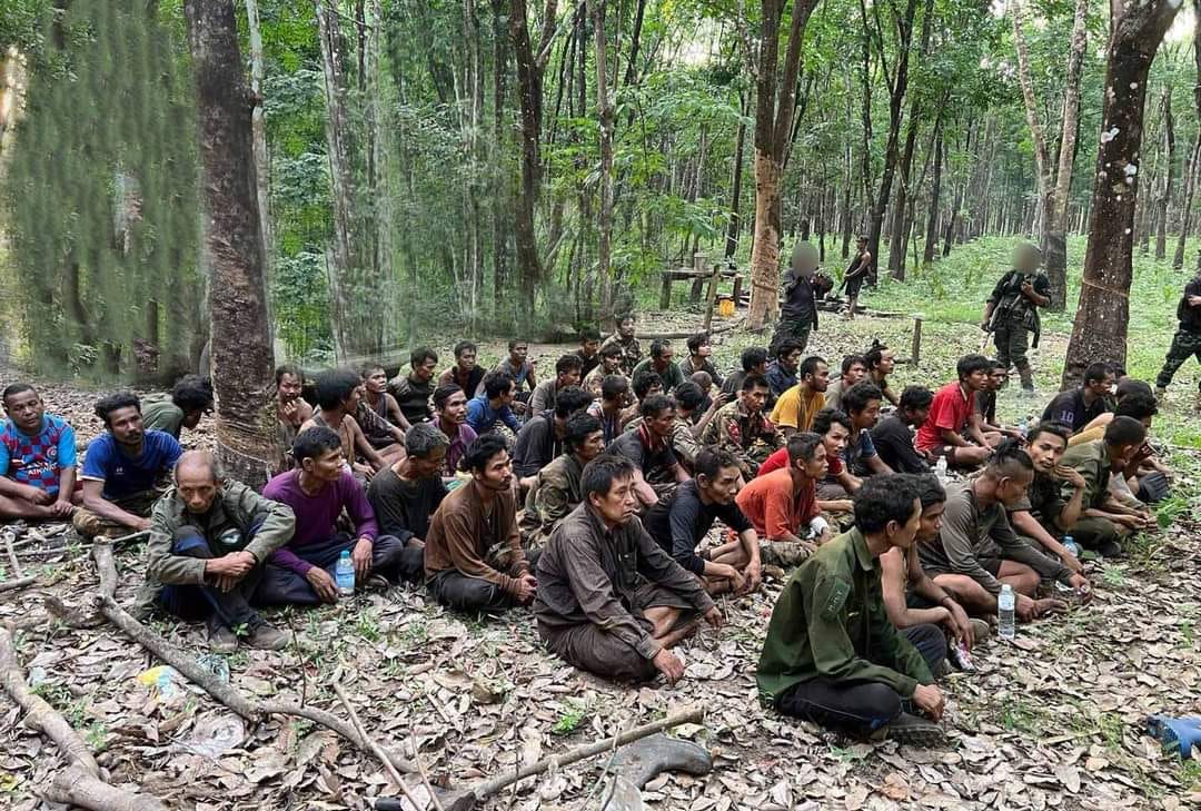(ကျိုက်ဒုံဗျူဟာကုန်းစခန်းသိမ်းတိုက်ပွဲမှ ဖမ်းဆီးရမိသော စစ်ကောင်စီတပ်သားများ။ ဓာတ်ပုံ - KNLA)
