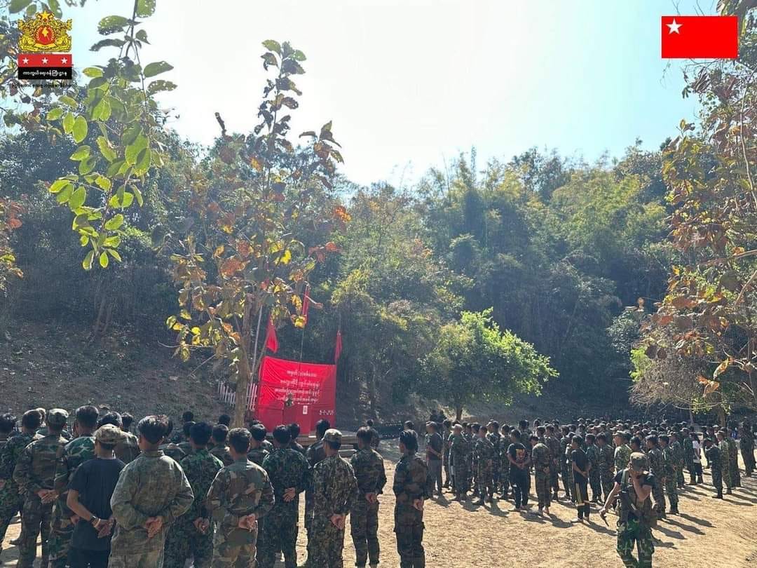 (အမှတ်(၁)စစ်ဒေသ၊ မကွေးတိုင်းကွပ်ကဲရေးရုံးမှ ဦးစီးကျင်းပသော စုဖွဲ့၊ လေ့ကျင့်၊ လက် နက်တပ်ဆင်မှုသင်တန်း အပတ်(၈) သင်တန်း ဆင်းပွဲနှင့်လက်နက်တပ်ဆင်ပွဲပြုပြုလုပ်စဥ်။ဓါတ်ပုံ-NUGMOD၊ အမှတ်(၁)စစ်​ဒေသ)