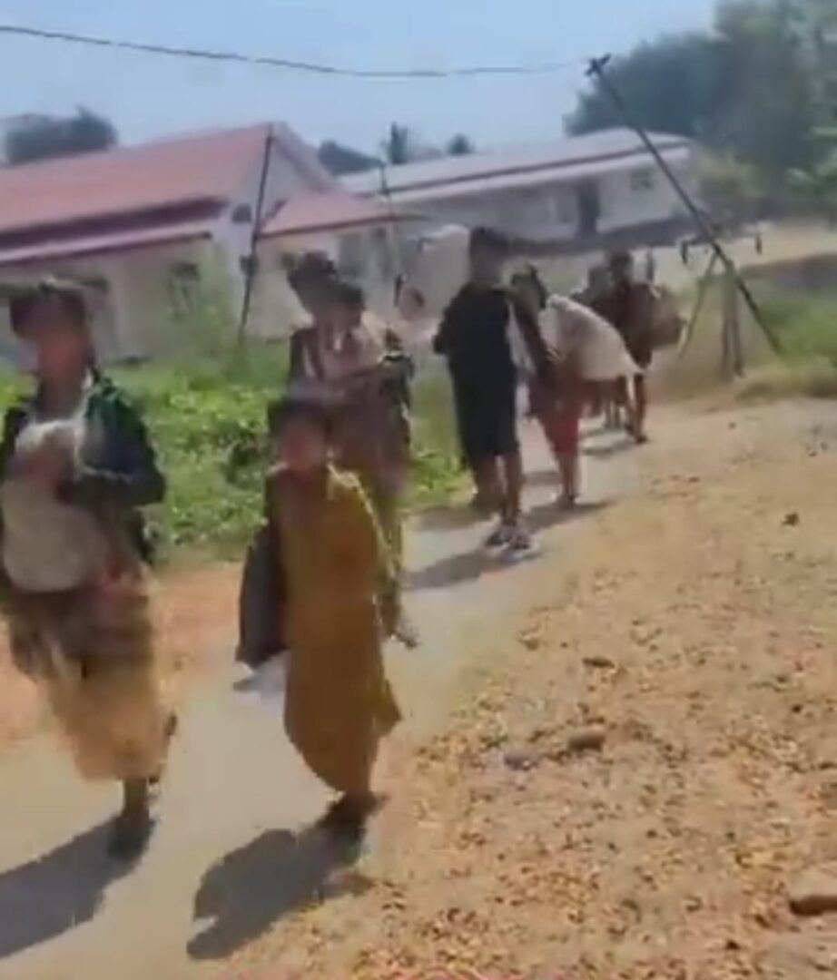 (တိုက်ပွဲအတွင်းပိတ်မိနေသော ပြည်သူများကို ကရင်နီပူးပေါင်းတပ်က ကယ်ထုတ်စဥ်။ရုပ်သံ-File Photo)