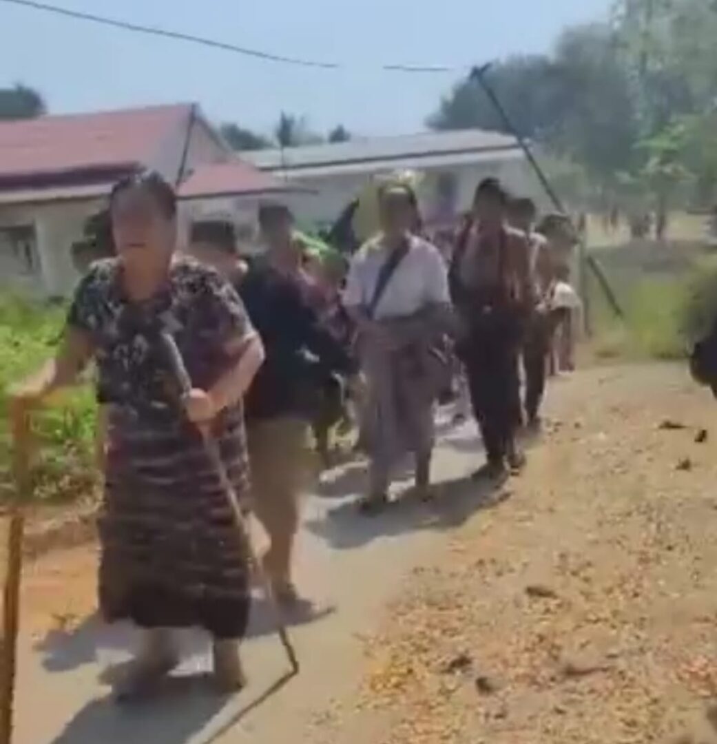 (တိုက်ပွဲအတွင်းပိတ်မိနေသော ပြည်သူများကို ကရင်နီပူးပေါင်းတပ်က ကယ်ထုတ်စဥ်။ရုပ်သံ-File Photo)