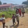 (တိုက်ပွဲအတွင်းပိတ်မိ​နေ​သော ပြည်သူများကို ကရင်နီပူး​ပေါင်းတပ်က ကယ်ထုတ်စဥ်။ရုပ်သံ-File Photo)
