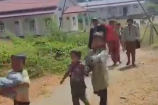 (တိုက်ပွဲအတွင်းပိတ်မိ​နေ​သော ပြည်သူများကို ကရင်နီပူး​ပေါင်းတပ်က ကယ်ထုတ်စဥ်။ရုပ်သံ-File Photo)