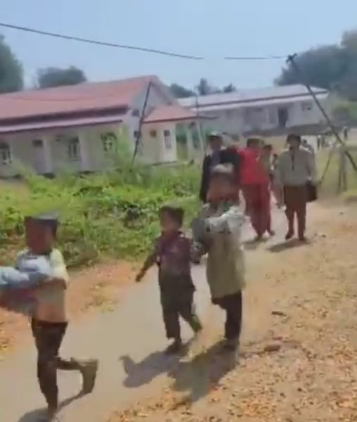 (တိုက်ပွဲအတွင်းပိတ်မိ​နေ​သော ပြည်သူများကို ကရင်နီပူး​ပေါင်းတပ်က ကယ်ထုတ်စဥ်။ရုပ်သံ-File Photo)