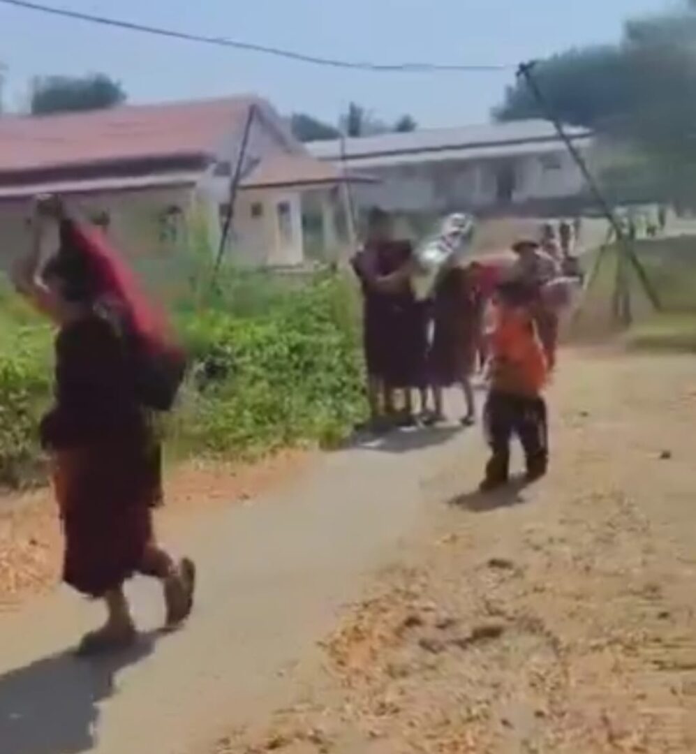 (တိုက်ပွဲအတွင်းပိတ်မိနေသော ပြည်သူများကို ကရင်နီပူးပေါင်းတပ်က ကယ်ထုတ်စဥ်။ရုပ်သံ-File Photo)