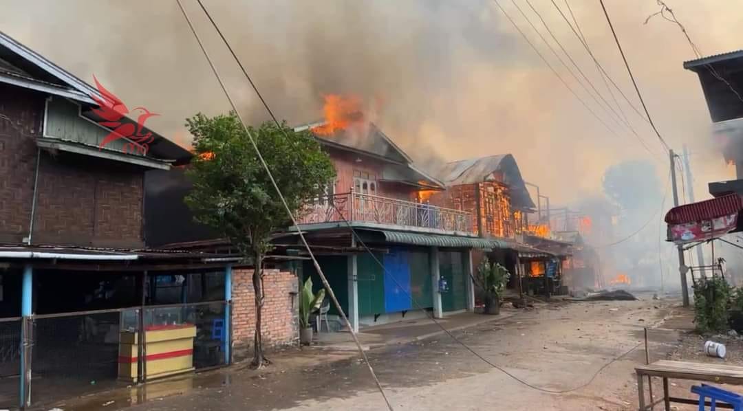 (စစ်ကောင်စီတပ် ရေတပ်သၚ်္ဘောမှ လက်နက်ကြီးဖြင့်ပစ်ခတ်၍ ဓမ္မသ ကျေးရွာမီးလောင်နေစဥ်။ ဓါတ်ပုံ- CJ)