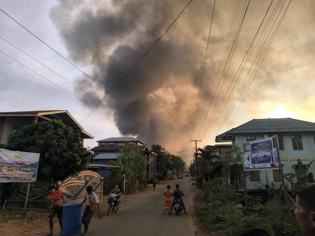 (စစ်ကောင်စီတပ် ရေတပ်သၚ်္ဘောမှ လက်နက်ကြီးဖြင့်ပစ်ခတ်၍ ဓမ္မသ ကျေးရွာမီးလောင်နေစဥ်။ ဓါတ်ပုံ- CJ)