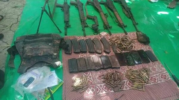 (သိမ်းဆည်းရမိသော လက်နက်ခဲယမ်းများအား တွေ့ရစဥ်။ ဓာတ်ပုံ - PLA)