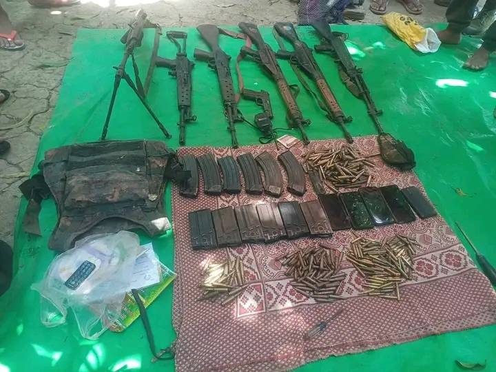 (သိမ်းဆည်းရမိသော လက်နက်ခဲယမ်းများအား တွေ့ရစဥ်။ ဓာတ်ပုံ - PLA)