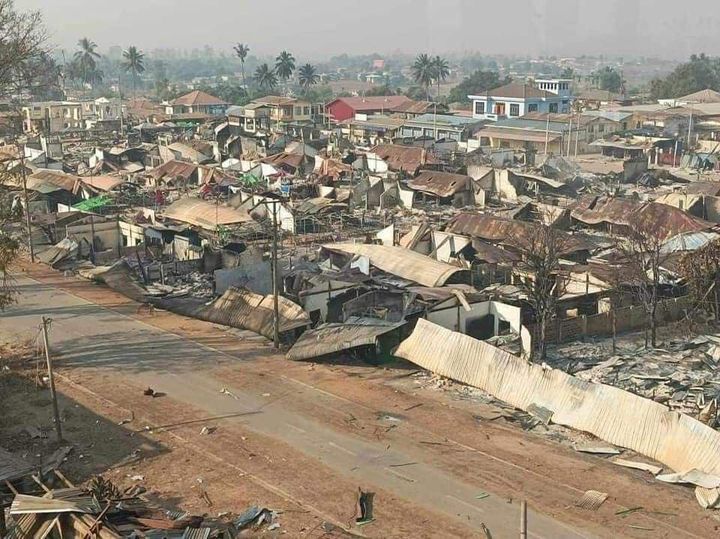 (စစ်ကောင်စီတပ် ပစ်ခတ်ဖျက်ဆီးမှုကြောင့် ဆီဆိုင်မြို့မဈေးနှင့် နေအိမ်များပျက်စီးနေသည်ကို တွေ့ရစဉ်။ ဓာတ်ပုံ - PNLA)