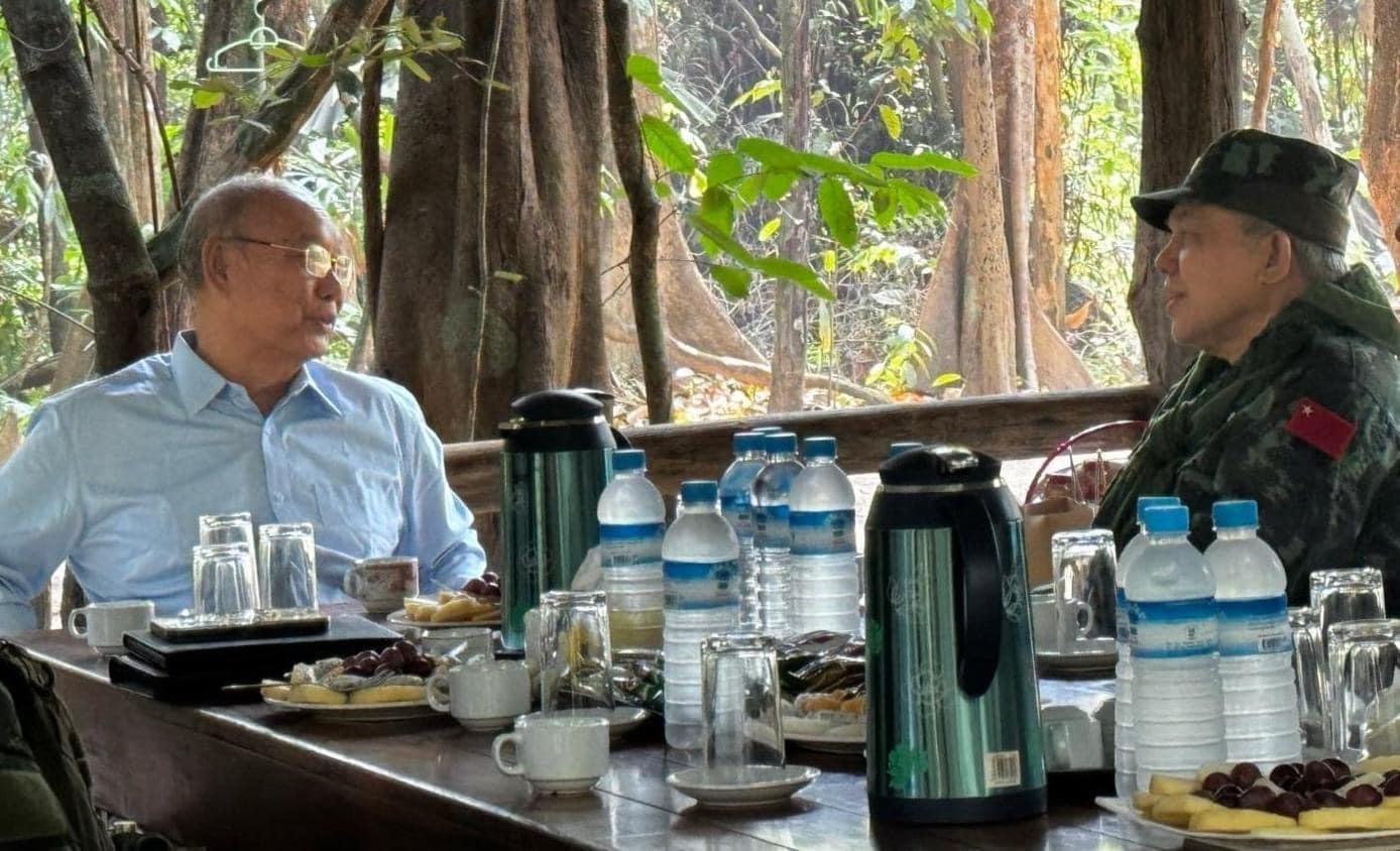 (ယာယီသမ္မတ ဒူဝါလရှီးလနှင့် ပြည်ထောင်စုဝန်ကြီးချုပ် မန်းဝင်းခိုင်သန်းတို့ထံ ကာကွယ်ရေးဝန်ကြီးဌာနဝန်ကြီး ဦးရည်မွန်နှင့် ဒုဝန်ကြီး နိုင်ကောင်းရွက်တို့ သီးခြားစီ သွားရောက်တွေ့ဆုံနေစဉ်။ ဓာတ်ပုံ - PVTV)