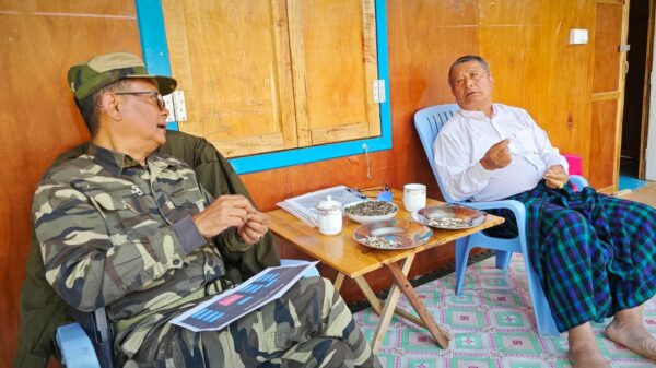 (ယာယီသမ္မတ ဒူဝါလရှီးလနှင့် ပြည်ထောင်စုဝန်ကြီးချုပ် မန်းဝင်းခိုင်သန်းတို့ထံ ကာကွယ်ရေးဝန်ကြီးဌာနဝန်ကြီး ဦးရည်မွန်နှင့် ဒုဝန်ကြီး နိုင်ကောင်းရွက်တို့ သီးခြားစီ သွားရောက်တွေ့ဆုံနေစဉ်။ ဓာတ်ပုံ - PVTV)