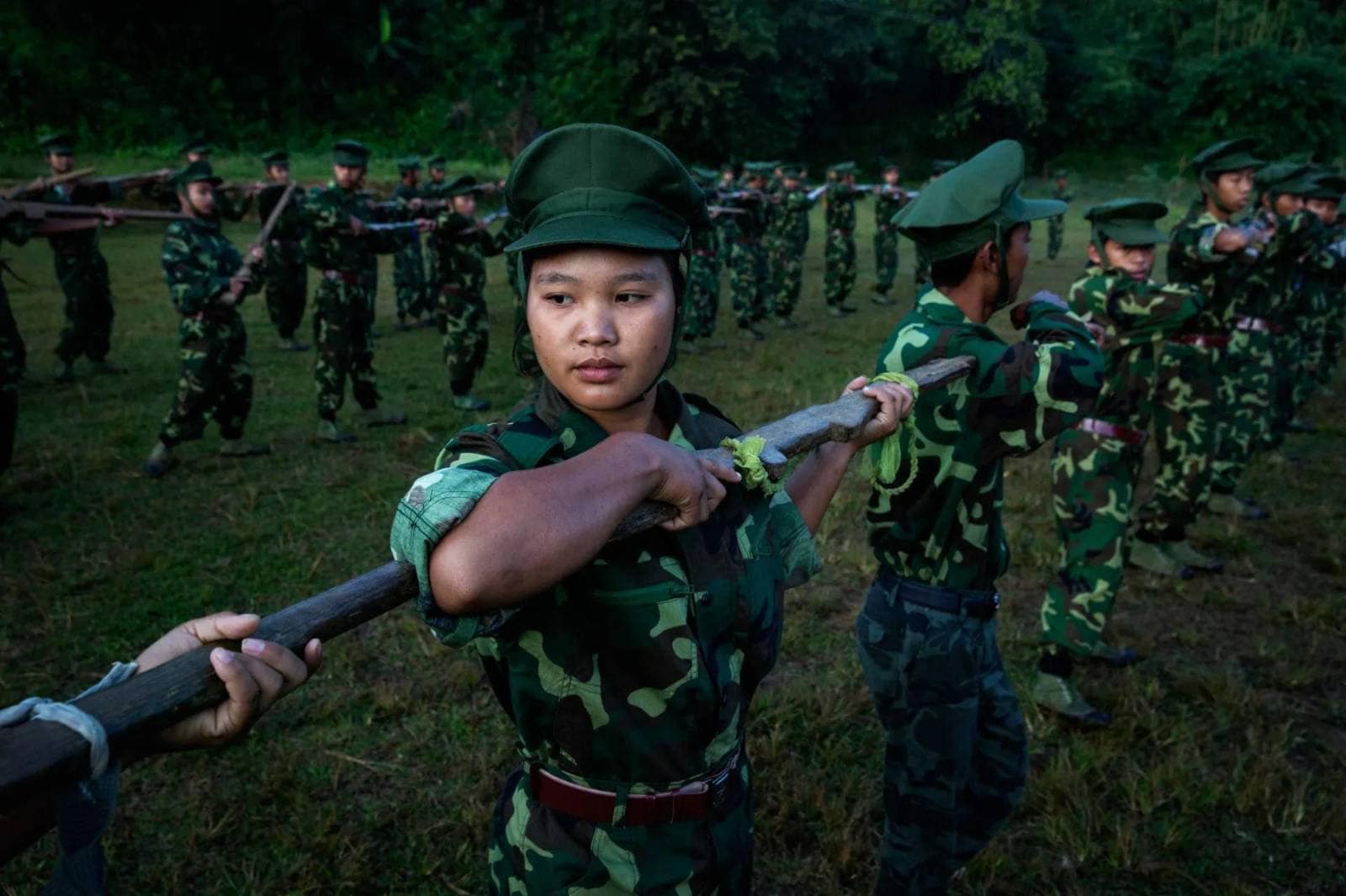 (ကချင်လွတ်လပ်ရေးတပ်မတော်(KIA)မှ တပ်ဖွဲ့ဝင်များ/ဆွမ်ပရာဘွမ်မြို့ကို အပေါ်စီးမှမြင်တွေ့ရစဥ်နှင့် ဆွမ်ပရာဘွမ် အပါအဝင် ကချင်ပြည်နယ်မှ မြို့အချို့ကို Google Earth တွင်တွေ့ရမှု။ ဓာတ်ပုံ - NYT၊KNG ၊CJ)