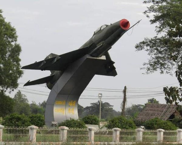 (ပဲခူးတိုင်း၊ တောင်ငူမြို့က တောင်ငူလေတပ် စခန်းဌာနချုပ်နှင့် ၎င်းအား ပစ်ခတ်နေစဉ်။ ဓာတ်ပုံ - CJ)