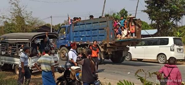 (ဝိုင်းမော်မြို့တွင် ပိတ်မိနေသောစစ်ရှောင်များ ထွက်ခွာရန်ပြင်ဆင်နေစဉ်။ ဓာတ်ပုံ - CJ)