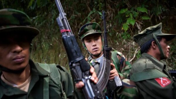 (ကချင်လွတ်လပ်ရေးတပ်မတော်(KIA)မှ ရဲဘော်များအား တွေ့ရစဉ်။ ဓာတ်ပုံ - New York Times)