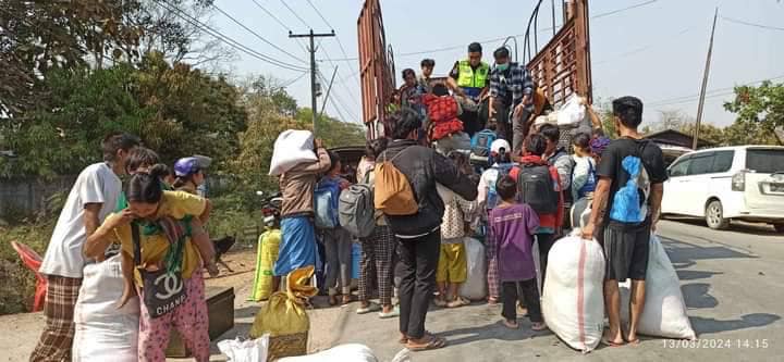 (ဝိုင်းမော်မြို့တွင် ပိတ်မိနေသောစစ်ရှောင်များ ထွက်ခွာရန်ပြင်ဆင်နေစဉ်။ ဓာတ်ပုံ - CJ)