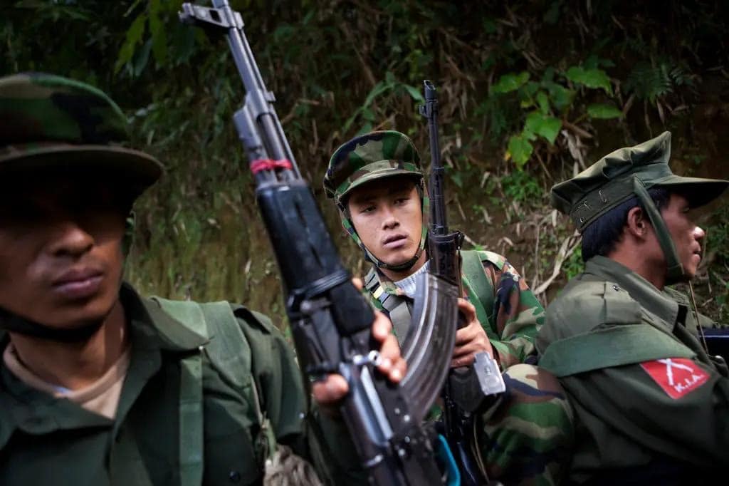 (ကချင်လွတ်လပ်ရေးတပ်မတော်(KIA)မှ ရဲဘော်များအား တွေ့ရစဉ်။ ဓာတ်ပုံ - New York Times)