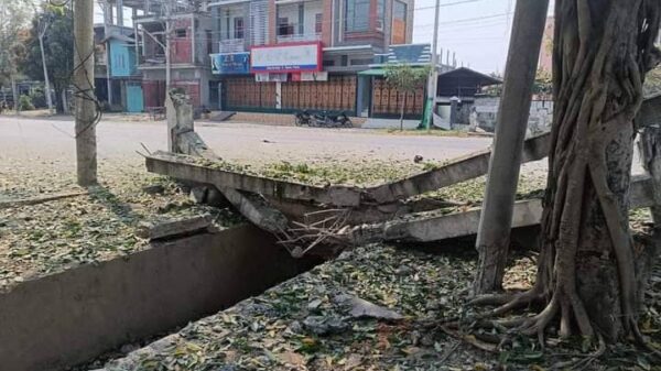 (မိုင်းပေါက်ကွဲသည့်နေရာ နှင့် ပေါက်ကွဲပြီး‌နောက် ပျက်စီးသွားသည့် သုံးဘီးဆိုင်ကယ် ။ဓါတ်ပုံ-CJ )