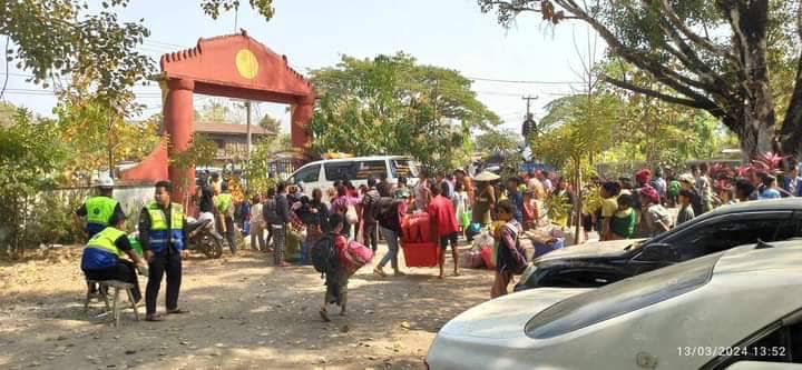 (ဝိုင်းမော်မြို့တွင် ပိတ်မိနေသောစစ်ရှောင်များ ထွက်ခွာရန်ပြင်ဆင်နေစဉ်။ ဓာတ်ပုံ - CJ)