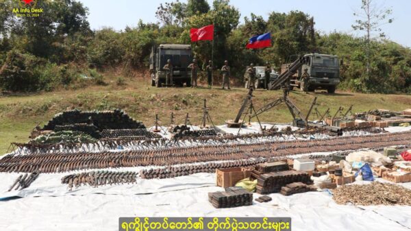 (ရသေ့တောင်မြို့၊ မြို့ရှိ စစ်ကောင်စီတပ်စခန်းတစ်ခုအားသိမ်းပိုက်ပြီးတွေ့ရစဉ်။ ဓာတ်ပုံ - AA)