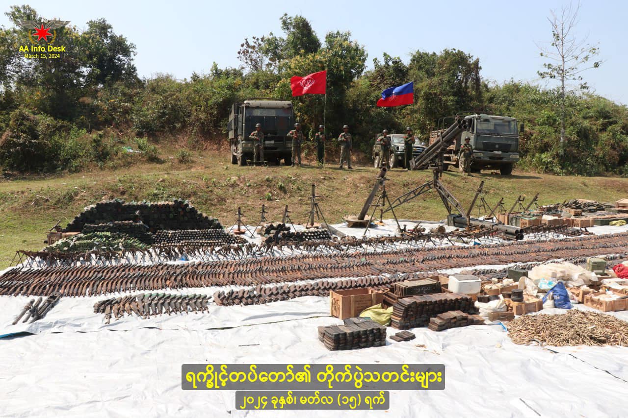 (ရသေ့တောင်မြို့၊ မြို့ရှိ စစ်ကောင်စီတပ်စခန်းတစ်ခုအားသိမ်းပိုက်ပြီးတွေ့ရစဉ်။ ဓာတ်ပုံ - AA)