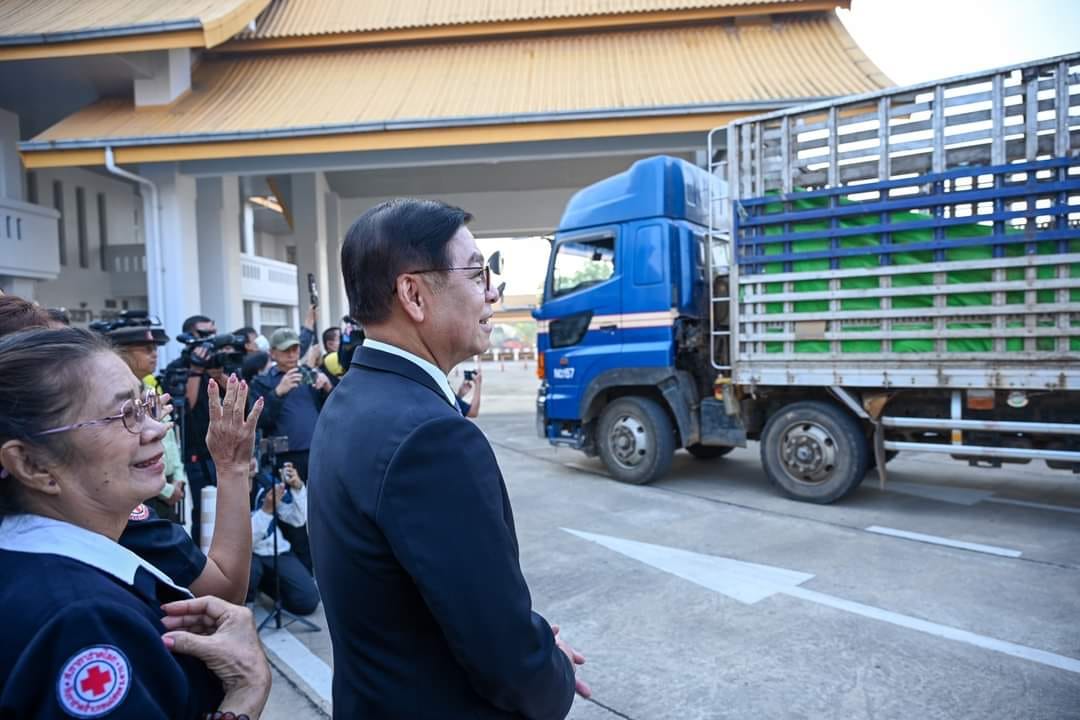 (ကရင်စစ်ဘေးရှောင်ပြည်သူ နှစ်သောင်းကျော်အတွက် အကူအညီများကို ထိုင်းက မတ် ၂၅ ရက်တွင် မဲဆောက်မြို့တွင် လွှဲပြောင်းပေးအပ်ပွဲပြုလုပ်စဥ်။ဓါတ်ပုံ- ထိုင်းနိုင်ငံခြားရေးဝန်ကြီးဌာန)