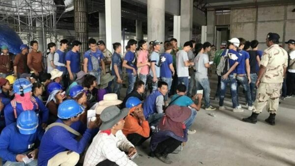 (ထိုင်းနိုင်ငံရှိ​ဆောက်လုပ်​ရေးလုပ်ငန်းခွင်တစ်ခုမှ ပြည်ပအလုပ်သမားများ။ဓါတ်ပုံ- The Thaiger)