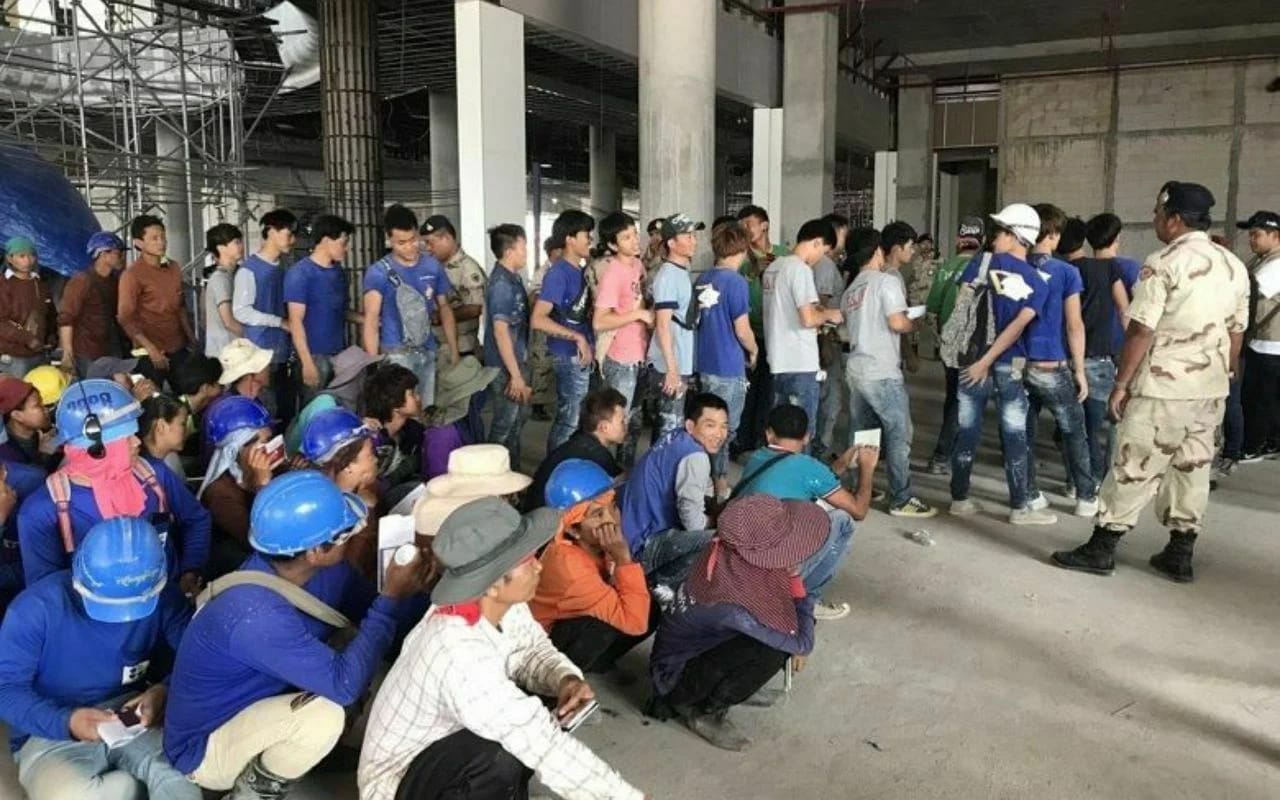 (ထိုင်းနိုင်ငံရှိ​ဆောက်လုပ်​ရေးလုပ်ငန်းခွင်တစ်ခုမှ ပြည်ပအလုပ်သမားများ။ဓါတ်ပုံ- The Thaiger)