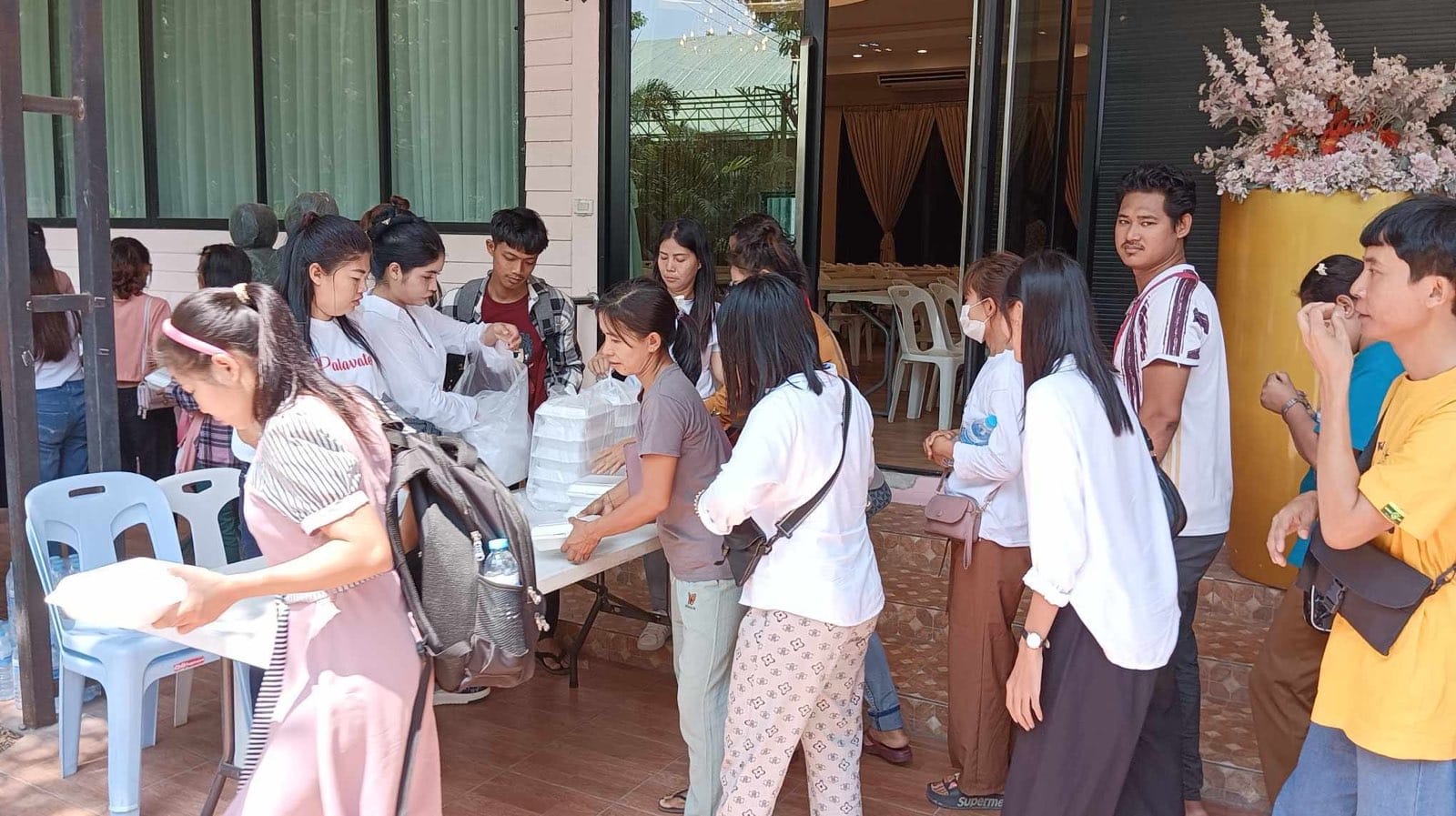 (ထိုင်းနိုင်ငံတွင် အလုပ်အခက်တွေ့နေသော MoU မြန်မာလုပ်သား ၁၄၀ဦးအား တွေ့ရစဥ်။ ဓာတ်ပုံ - MHAC)