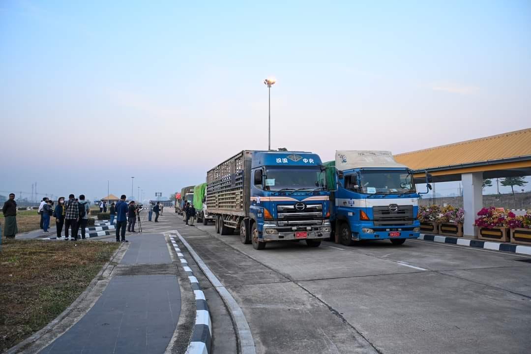 (ကရင်စစ်​ဘေး​ရှောင်ပြည်သူ နှစ်​သောင်း​ကျော်အတွက် အကူအညီများကို ထိုင်းက မတ် ၂၅ ရက်တွင် မဲ​ဆောက်မြို့တွင် လွှဲ​ပြောင်း​ပေးအပ်ပွဲပြုလုပ်စဥ်။ဓါတ်ပုံ- ထိုင်းနိုင်ငံခြား​ရေးဝန်ကြီးဌာန)