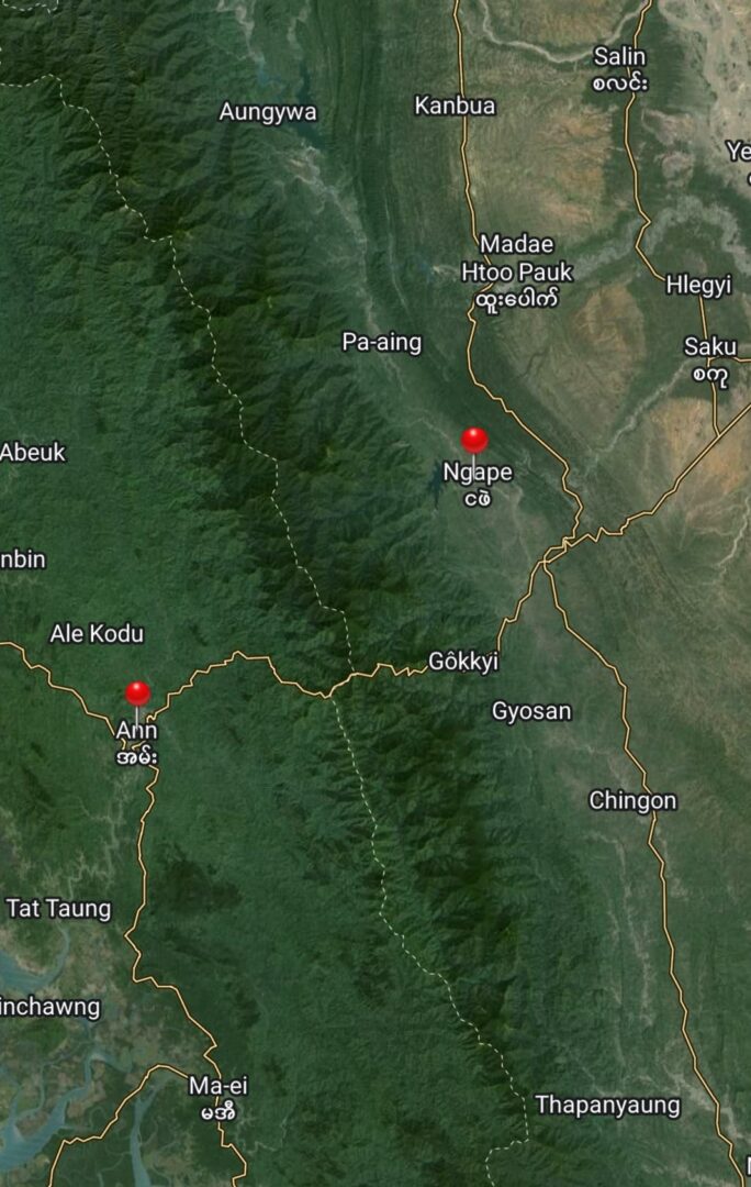 (စစ်ကောင်စီတပ်၏ ဗဟိုကင်းတစ်ခုတွင် ရက္ခိုင့်တပ်တော်-AA အလံလွှင့်ထူထားစဥ်/ AAတပ်ဖွဲ့ဝင်များ နှင့် အမ်း၊ ငဖဲ မြို့ နယ်မြေပုံ။ဓါတ်ပုံ-AA Info Desk)
