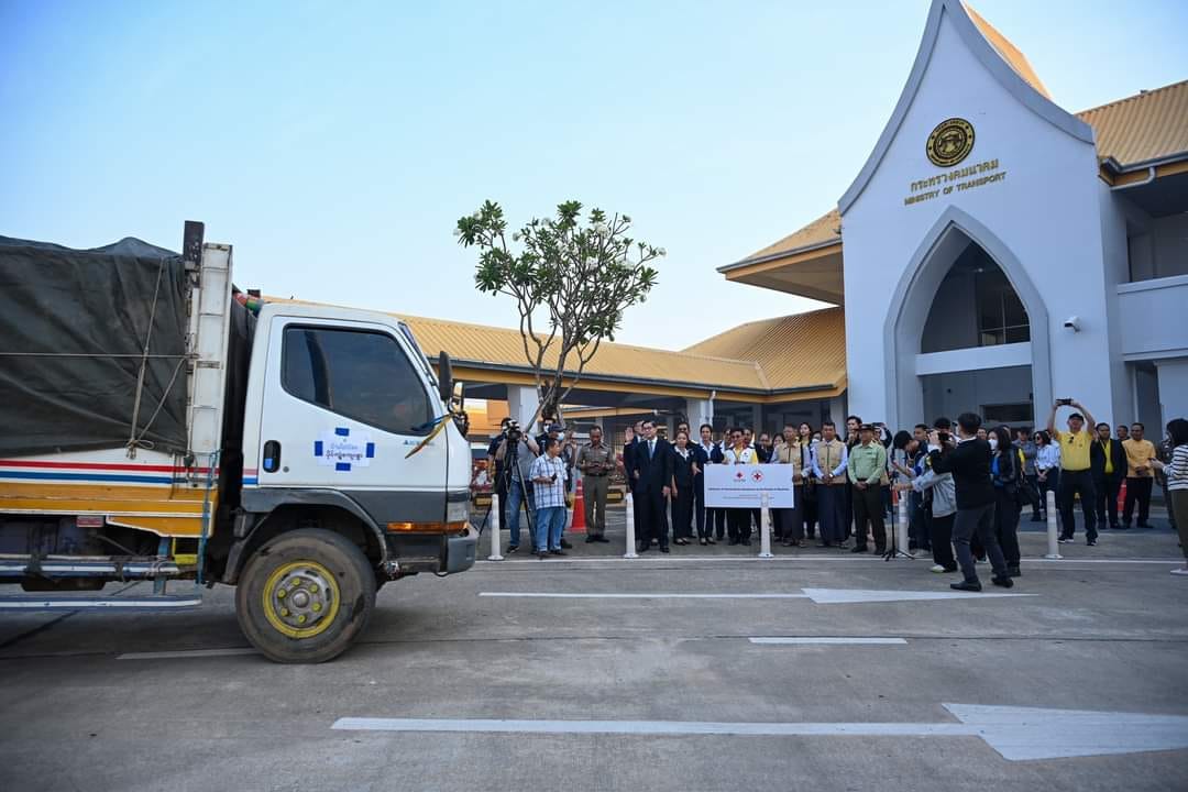 (ကရင်စစ်ဘေးရှောင်ပြည်သူ နှစ်သောင်းကျော်အတွက် အကူအညီများကို ထိုင်းက မတ် ၂၅ ရက်တွင် မဲဆောက်မြို့တွင် လွှဲပြောင်းပေးအပ်ပွဲပြုလုပ်စဥ်။ဓါတ်ပုံ- ထိုင်းနိုင်ငံခြားရေးဝန်ကြီးဌာန)