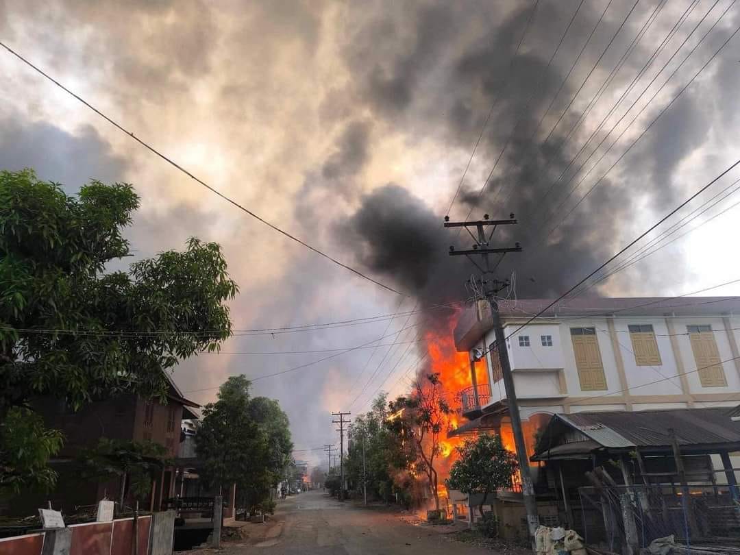 (စစ်ကောင်စီတပ် ရေတပ်သၚ်္ဘောမှ လက်နက်ကြီးဖြင့်ပစ်ခတ်၍ ဓမ္မသ ကျေးရွာမီးလောင်နေစဥ်။ ဓါတ်ပုံ- CJ)