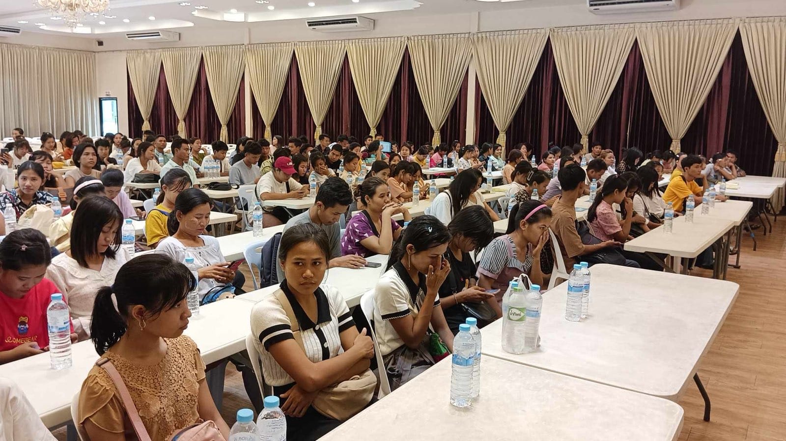 (ထိုင်းနိုင်ငံတွင် အလုပ်အခက်တွေ့နေသော MoU မြန်မာလုပ်သား ၁၄၀ဦးအား တွေ့ရစဥ်။ ဓာတ်ပုံ - MHAC)