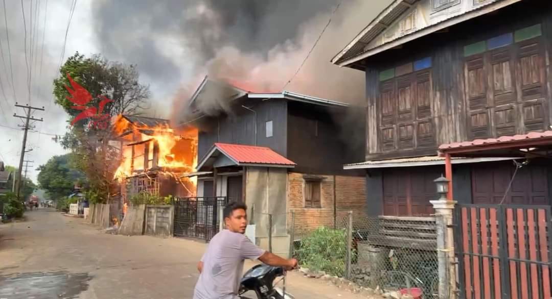 (စစ်ကောင်စီတပ် ရေတပ်သၚ်္ဘောမှ လက်နက်ကြီးဖြင့်ပစ်ခတ်၍ ဓမ္မသ ကျေးရွာမီးလောင်နေစဥ်။ ဓါတ်ပုံ- CJ)