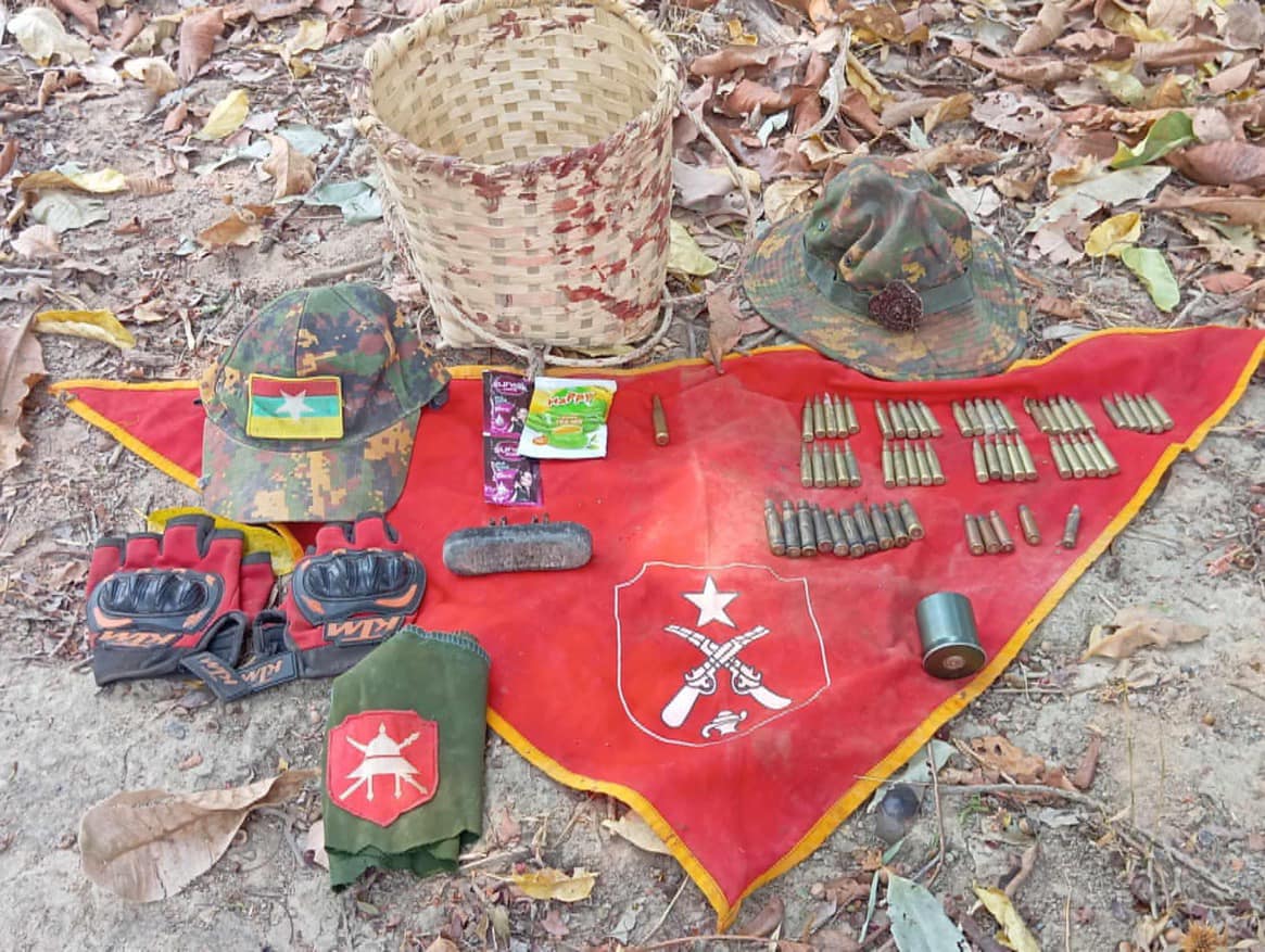 (မတ်လ ၁၅ရက်က လက်အောက်ခံ (ခမရ- ၄၂၀) တပ်နှင့် ပျူစောထီးများပါဝင်သော စစ်ကြောင်းအား တိုက်ခိုက်ပြီးနောက် သိမ်းဆည်းရရှိသောဘလက်နက်များ။ ဓာတ်ပုံ - DNSDA၊ JPRF)