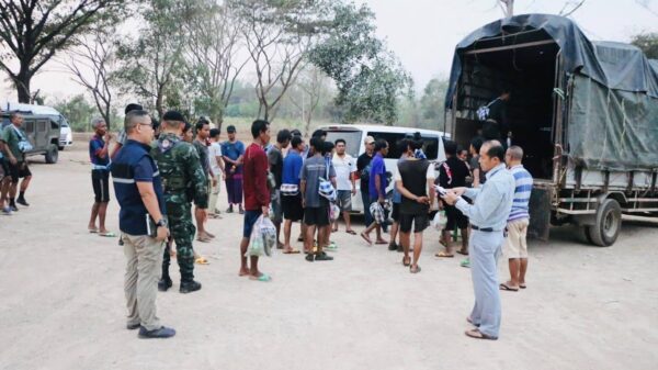 (ထိုင်းနိုင်ငံအာဏာပိုင်များက ထွက်‌ပြေးလာသော စစ်ကောင်စီတပ်သားများအား ပြန်လည်ပို့ဆောင်ရန် ယနေ့ ပြင်ဆင်နေစဥ်။ဓာတ်ပုံ - ทหารแฟนคลับ)