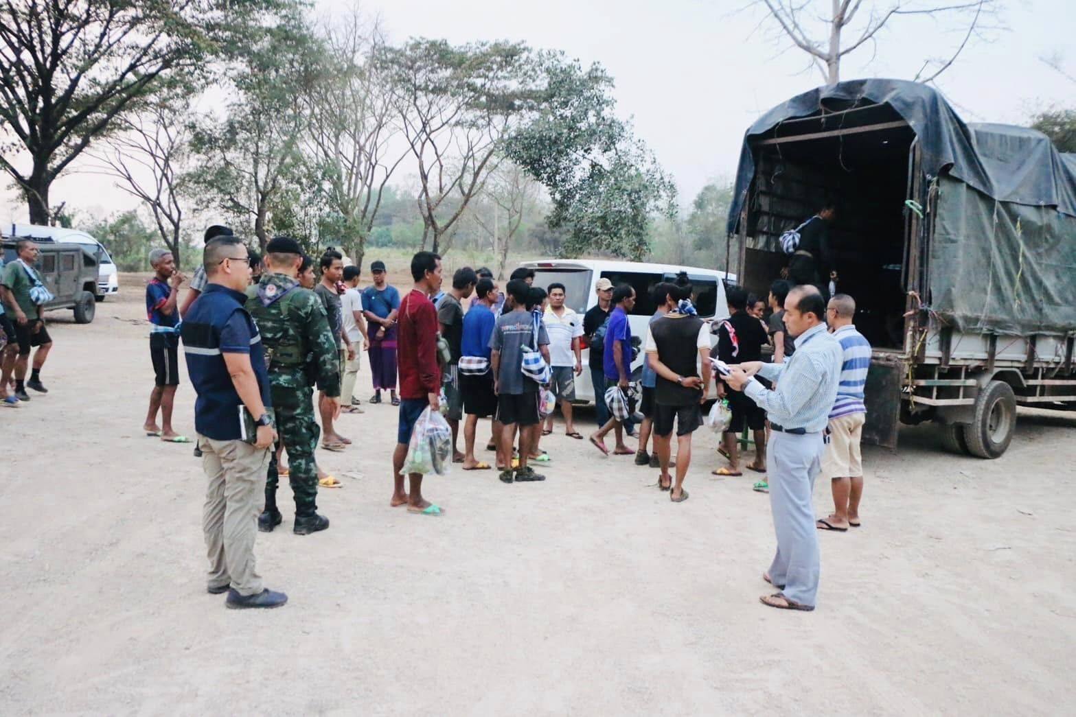(ထိုင်းနိုင်ငံအာဏာပိုင်များက ထွက်‌ပြေးလာသော စစ်ကောင်စီတပ်သားများအား ပြန်လည်ပို့ဆောင်ရန် ယနေ့ ပြင်ဆင်နေစဥ်။ဓာတ်ပုံ - ทหารแฟนคลับ)