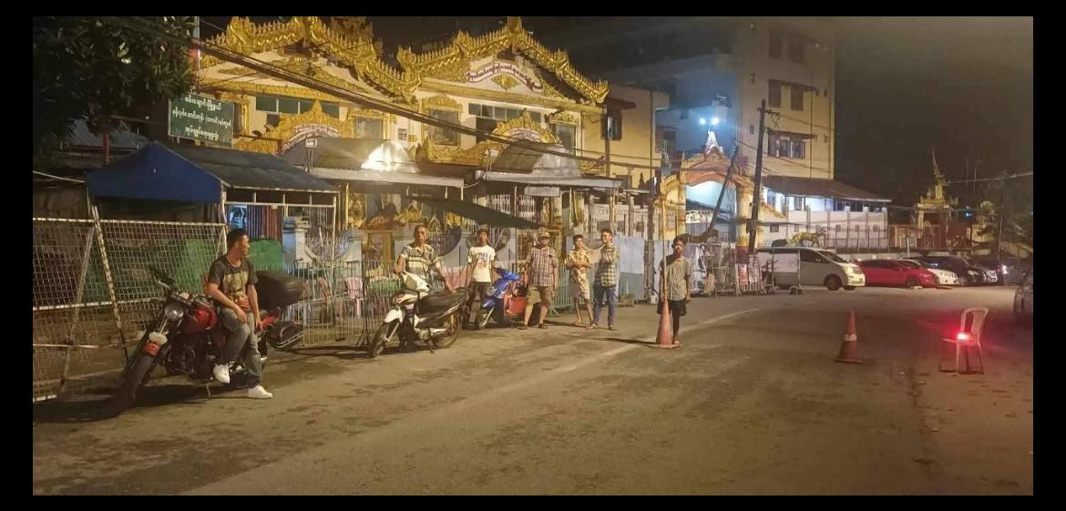 (စမ်းချောင်းမြို့နယ် မုန့်‌လုပ်ဆောင်းကုန်း (တောင်)ရပ်ကွက်အုပ်ချုပ်ရေးမှူးရုံးရှေ့ လုံခြုံရေးယူနေကြစဉ်။ ဓာတ်ပုံ - စမ်းချောင်းပင်မသပိတ်)