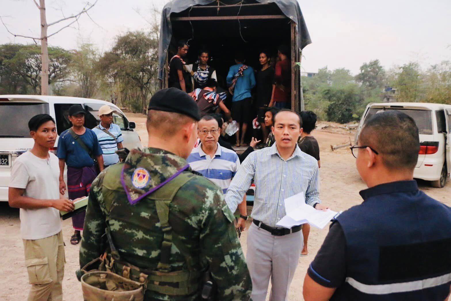(ထိုင်းနိုင်ငံအာဏာပိုင်များက ထွက်ပြေးလာသော စစ်ကောင်စီတပ်သားများအား ပြန်လည်ပို့ဆောင်ရန် ယနေ့ ပြင်ဆင်နေစဥ်။ဓာတ်ပုံ - ทหารแฟนคลับ)
