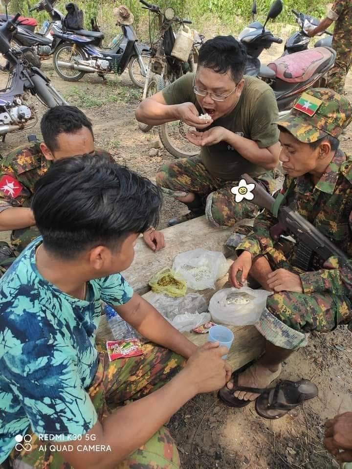(ပျူခေါင်းဆောင် မျိုးမြင့်အောင်(ခ)အောင်အောင်နှင့်စစ်ကောင်စီတပ်သားအချို့ကို အတူတွေ့ရစဥ် -ဓါတ်ပုံ-ပေးပို့)