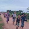 (ထွက်ပြေးတိမ်းရှောင်လာသော ပြည်သူများအား တွေ့ရစဥ်။ ဓာတ်ပုံ-ခင်ဦးမြို့နယ်သတင်းမှန်ပြန်ကြားရေး)