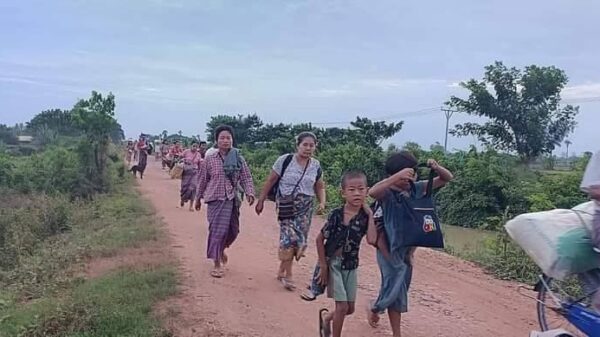 (ထွက်ပြေးတိမ်းရှောင်လာသော ပြည်သူများအား တွေ့ရစဥ်။ ဓာတ်ပုံ-ခင်ဦးမြို့နယ်သတင်းမှန်ပြန်ကြားရေး)