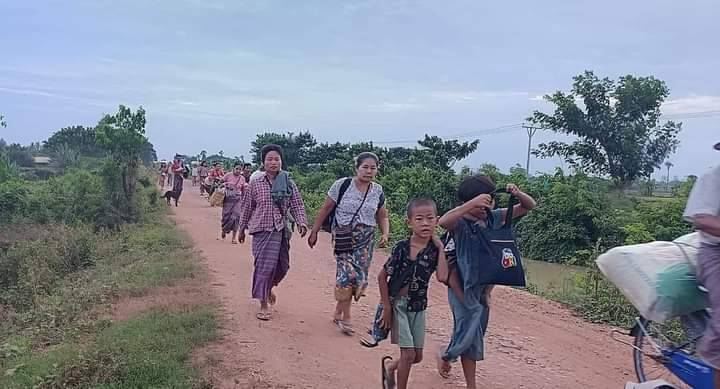 (ထွက်ပြေးတိမ်းရှောင်လာသော ပြည်သူများအား တွေ့ရစဥ်။ ဓာတ်ပုံ-ခင်ဦးမြို့နယ်သတင်းမှန်ပြန်ကြားရေး)