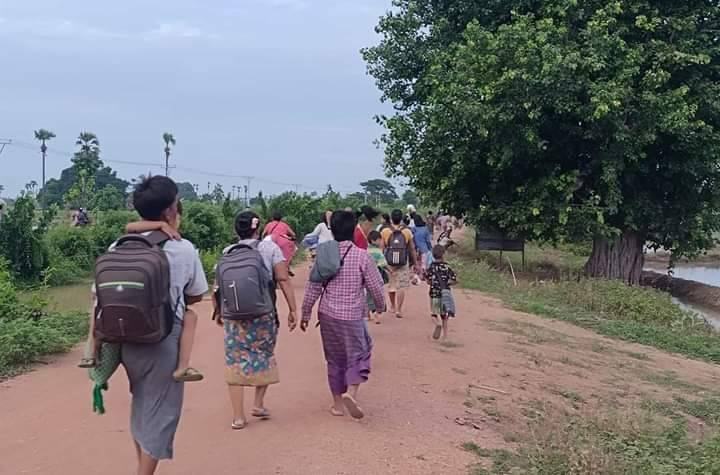 (ထွက်ပြေးတိမ်းရှောင်လာသော ပြည်သူများအား တွေ့ရစဥ်။ ဓာတ်ပုံ-ခင်ဦးမြို့နယ်သတင်းမှန်ပြန်ကြားရေး)