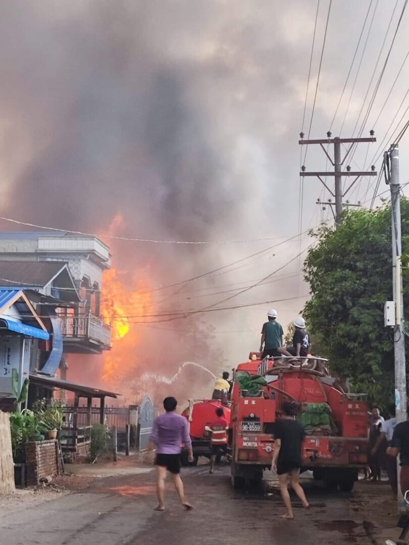 (စစ်ကောင်စီတပ် ရေတပ်သၚ်္ဘောမှ လက်နက်ကြီးဖြင့်ပစ်ခတ်၍ ဓမ္မသ ကျေးရွာမီးလောင်နေစဥ်။ ဓါတ်ပုံ- CJ)