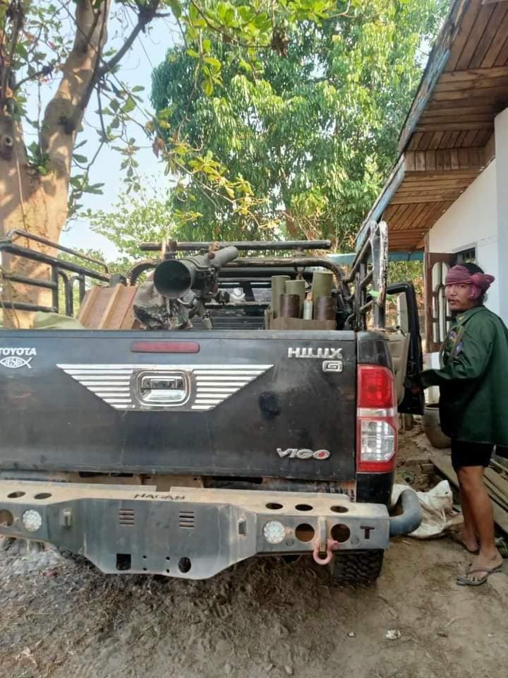 (KNU ဦးဆောင်သော ဖာပွန်မြို့ အနီးရှိ စစ်ကောင်စီတပ်၏ ခလရ ၁၉ ဆိုင်းဘုတ်/ သိမ်းဆည်းရရှိသောလက်နက်ခဲယမ်းများ / KNU တပ်ဖွဲ့ဝင်များ/ကရင်ပြည်နယ်မြေပုံ ။ဓါတ်ပုံ-CJ ၊ KNU)