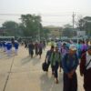 (စစ်သားသစ်အဖြစ် စု​ဆောင်း၍သင်တန်း​ကျောင်း​ရောက်လာသူများကို စစ်သားမိသားစု၊စစ်တပ်​ထောက်ခံသူနှင့် စစ်​ကောင်စီဝန်ထမ်းများကို ကြိုဆို​စေပြီး ဝါဒဖြန်ထား​သောဓါတ်ပုံတစ်ပုံ။ဓါတ်ပုံ-စစ်​ကောင်စီ)