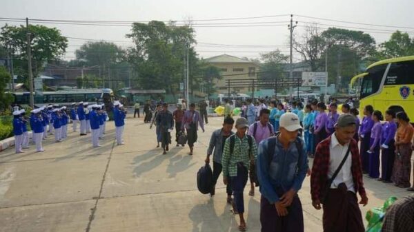 (စစ်သားသစ်အဖြစ် စု​ဆောင်း၍သင်တန်း​ကျောင်း​ရောက်လာသူများကို စစ်သားမိသားစု၊စစ်တပ်​ထောက်ခံသူနှင့် စစ်​ကောင်စီဝန်ထမ်းများကို ကြိုဆို​စေပြီး ဝါဒဖြန်ထား​သောဓါတ်ပုံတစ်ပုံ။ဓါတ်ပုံ-စစ်​ကောင်စီ)